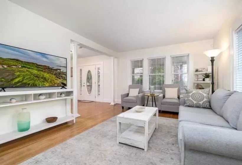 Residenssi Black Rock Home   4 Bed   Jacuzzi Bath   Beach