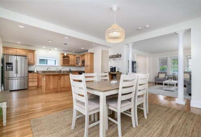 اقامتگاه Black Rock Home 4 Bed Jacuzzi Bath Beach