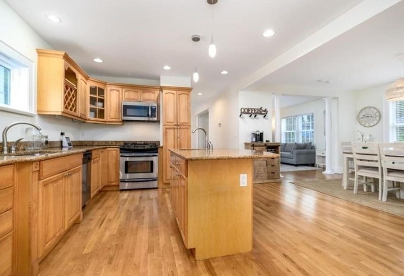 اقامتگاه Black Rock Home 4 Bed Jacuzzi Bath Beach