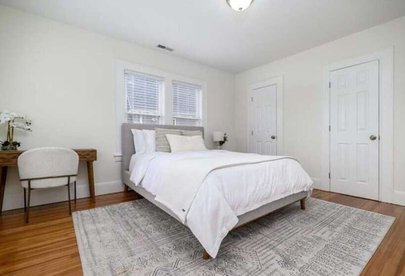 اقامتگاه Black Rock Home 4 Bed Jacuzzi Bath Beach