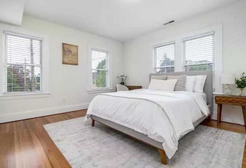 Residenssi Black Rock Home   4 Bed   Jacuzzi Bath   Beach