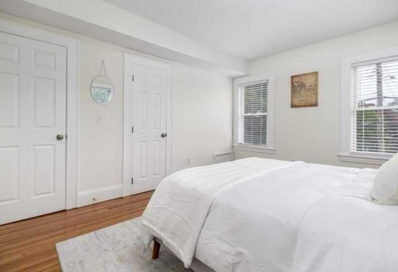 اقامتگاه Black Rock Home 4 Bed Jacuzzi Bath Beach