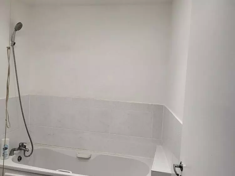 Residenssi Impeccable 4 Bed House In Leicester