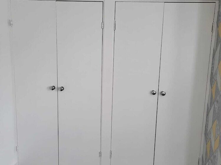 اقامتگاه Impeccable 4 Bed House In Leicester