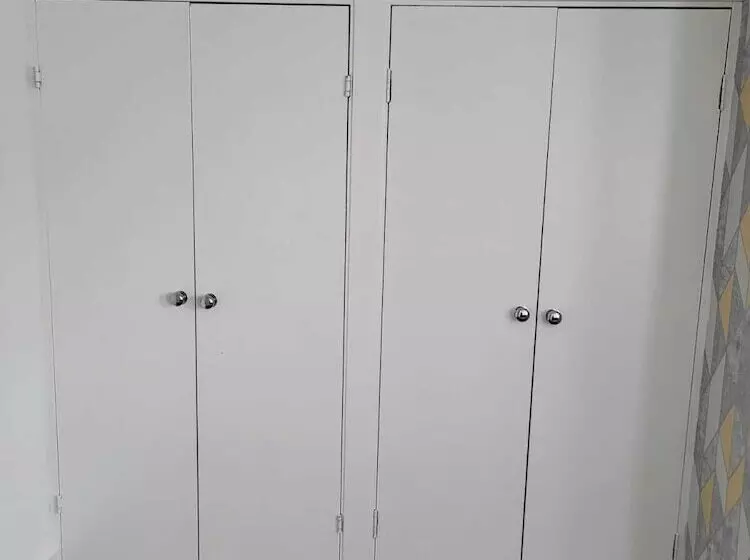 Residenssi Impeccable 4 Bed House In Leicester