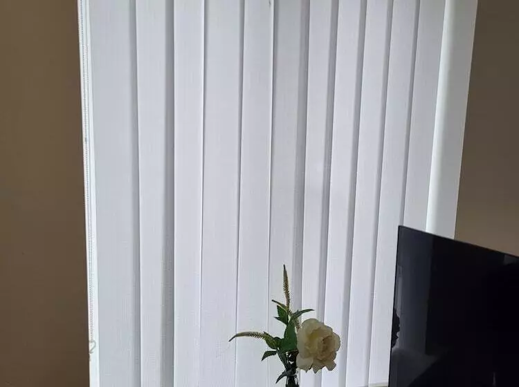 Residenssi Impeccable 4 Bed House In Leicester