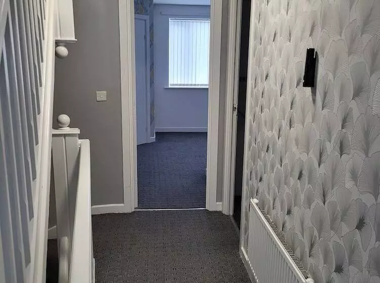 Residenssi Impeccable 4 Bed House In Leicester