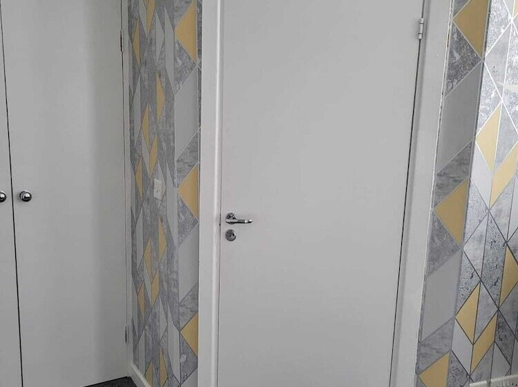 اقامتگاه Impeccable 4 Bed House In Leicester