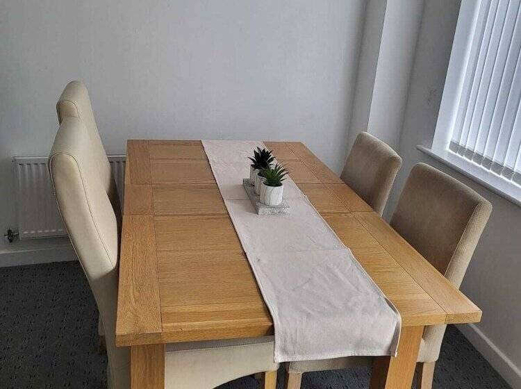 اقامتگاه Impeccable 4 Bed House In Leicester