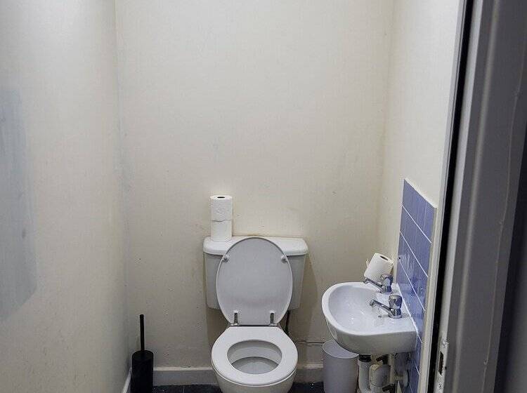 اقامتگاه Impeccable 4 Bed House In Leicester