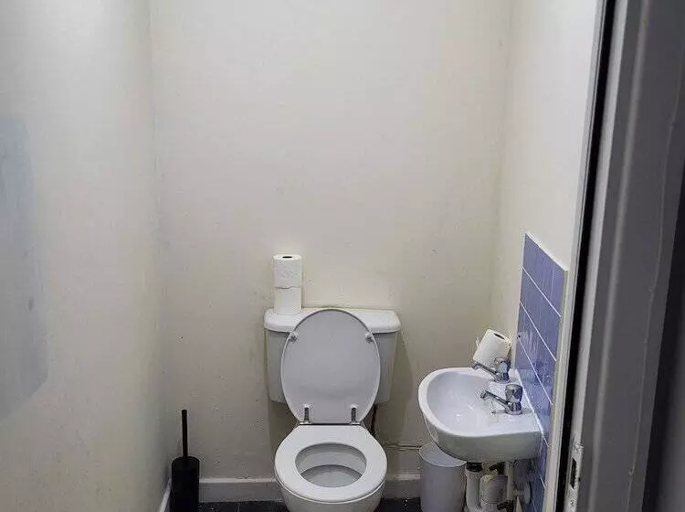 Residenssi Impeccable 4 Bed House In Leicester