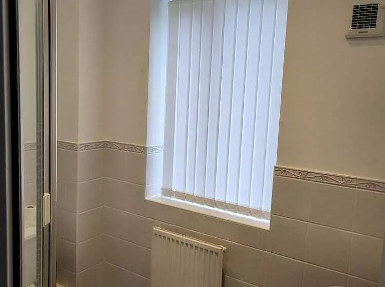 Residenssi Impeccable 4 Bed House In Leicester