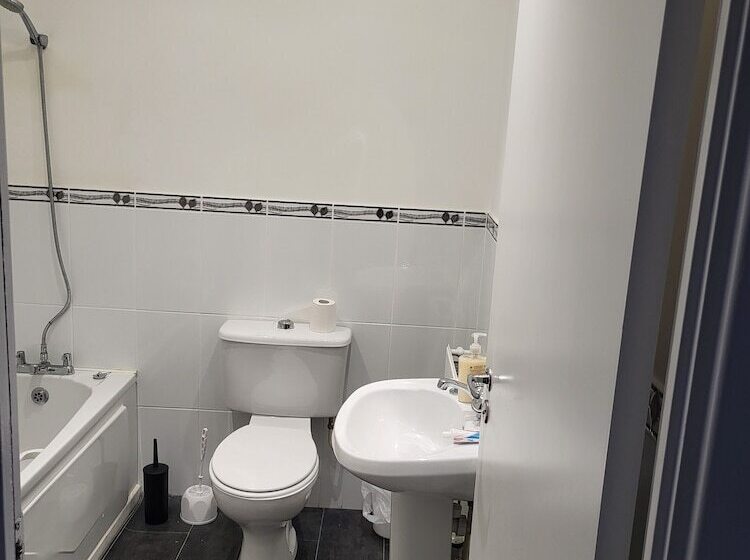 اقامتگاه Impeccable 4 Bed House In Leicester