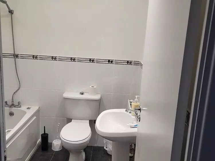 Residenssi Impeccable 4 Bed House In Leicester