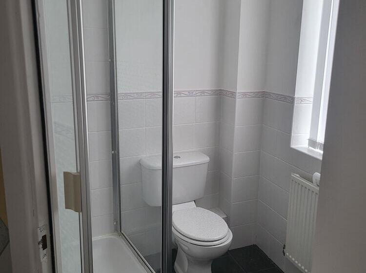 اقامتگاه Impeccable 4 Bed House In Leicester