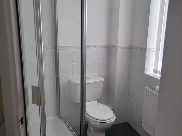 Residenssi Impeccable 4 Bed House In Leicester