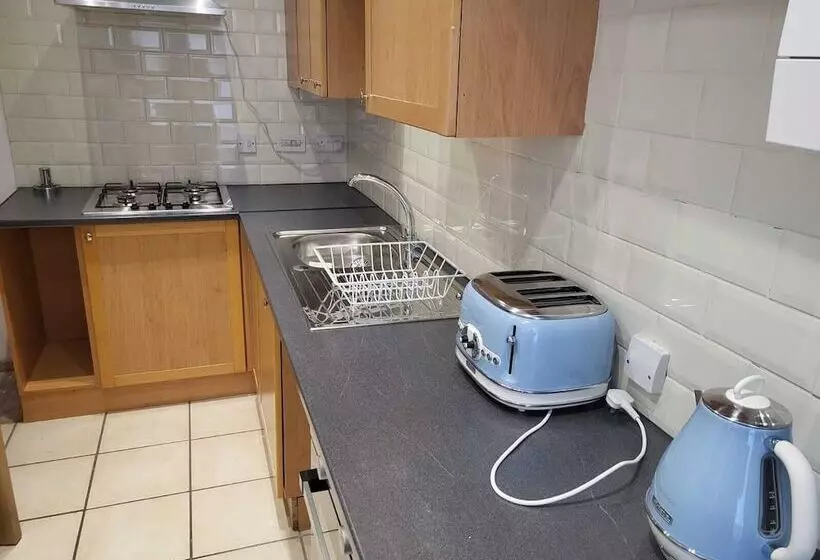 Residenssi Impeccable 4 Bed House In Leicester