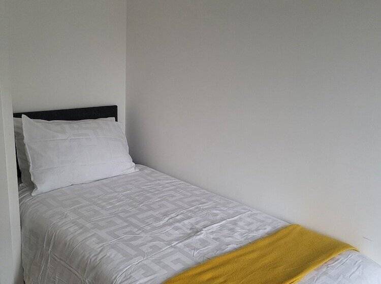 اقامتگاه Impeccable 4 Bed House In Leicester