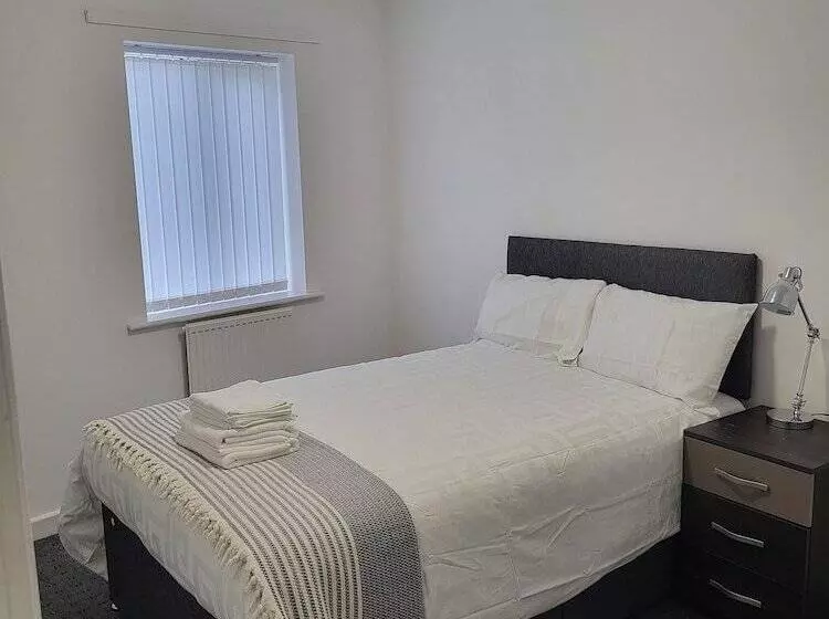 Residenssi Impeccable 4 Bed House In Leicester