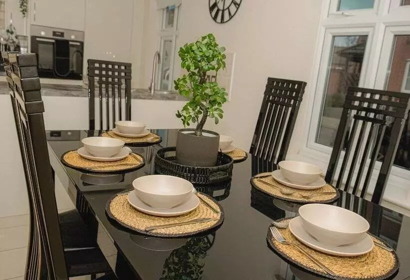 Residenssi Lovely 3 Bed House In Solihull