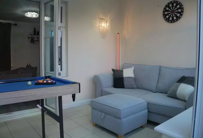 Residenssi Lovely 3 Bed House In Solihull