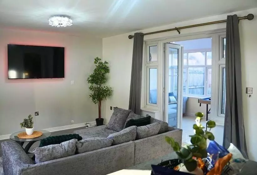 Residenssi Lovely 3 Bed House In Solihull