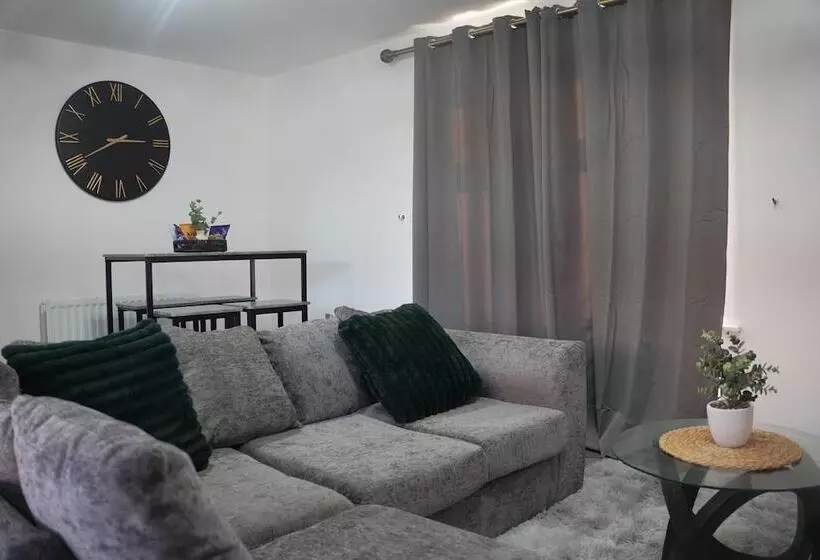 Residenssi Lovely 3 Bed House In Solihull