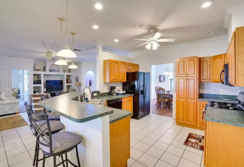 Walk To Lake: Home W/ Screened Porch In Sebring!