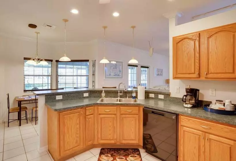 Walk To Lake: Home W/ Screened Porch In Sebring!