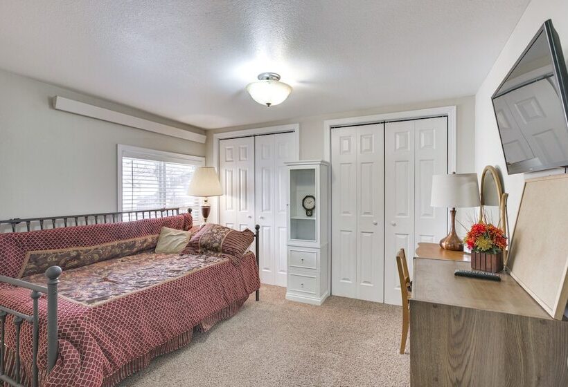 Single Story Gillette Home: Walk To Lake & Trails!