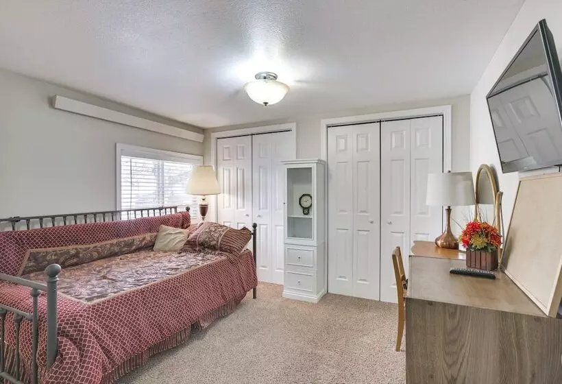Single Story Gillette Home: Walk To Lake & Trails!