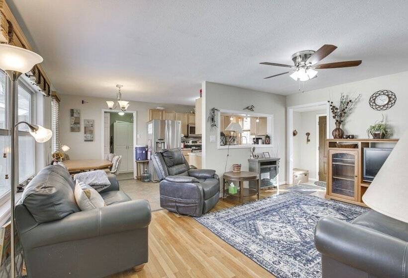 Single Story Gillette Home: Walk To Lake & Trails!