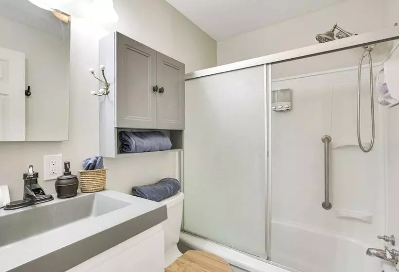 Single Story Gillette Home: Walk To Lake & Trails!