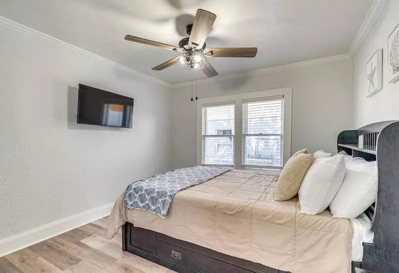 Spring Hill Canal Front Home W/ Kayaks Provided!