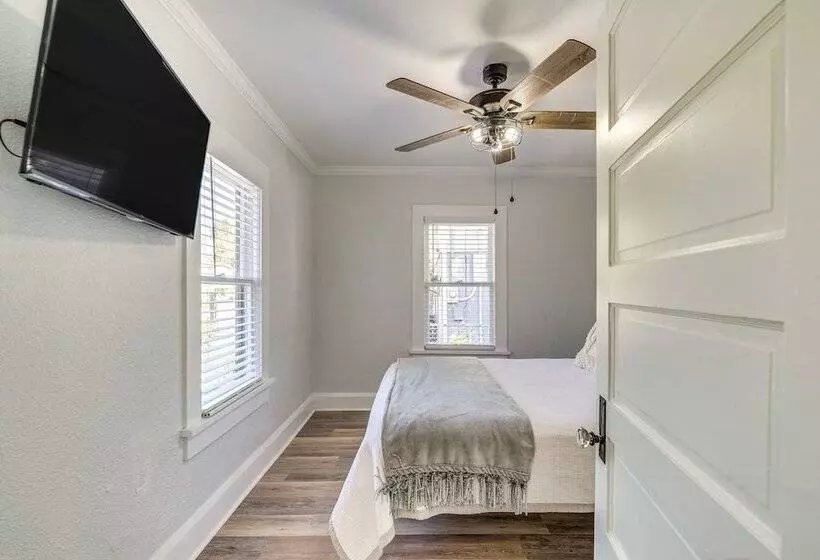 Spring Hill Canal Front Home W/ Kayaks Provided!