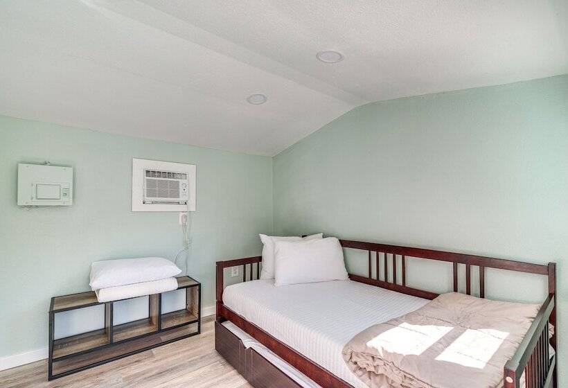 Spring Hill Canal Front Home W/ Kayaks Provided!