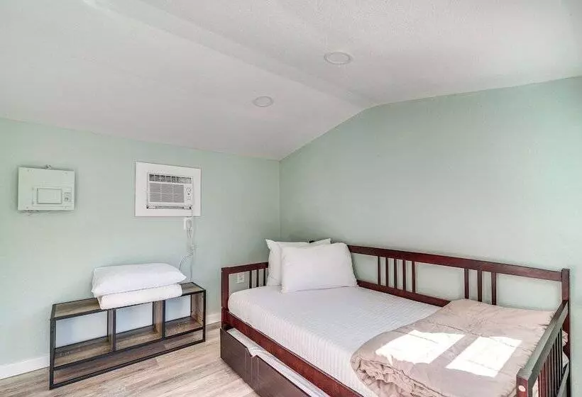 Spring Hill Canal Front Home W/ Kayaks Provided!