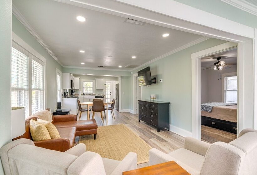 Spring Hill Canal Front Home W/ Kayaks Provided!