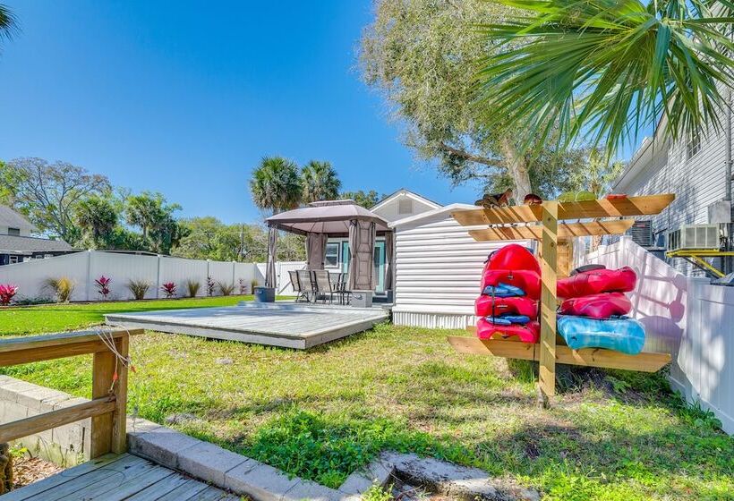 Spring Hill Canal Front Home W/ Kayaks Provided!