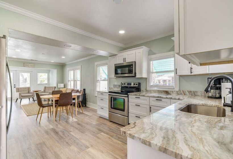 Spring Hill Canal Front Home W/ Kayaks Provided!