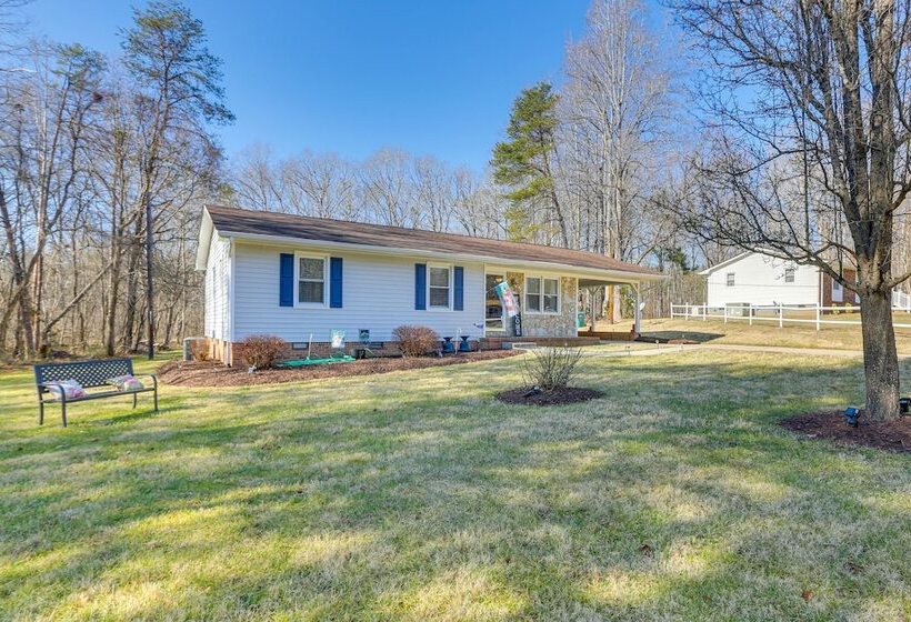 Charming Eden Home W/ Furnished Deck & Fire Pit!