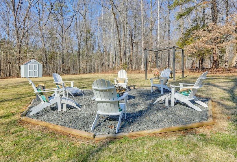 Charming Eden Home W/ Furnished Deck & Fire Pit!