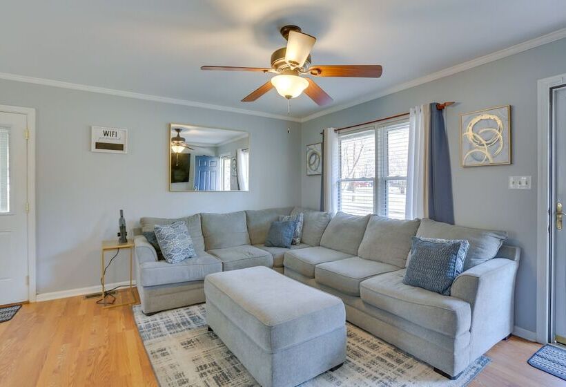 Charming Eden Home W/ Furnished Deck & Fire Pit!