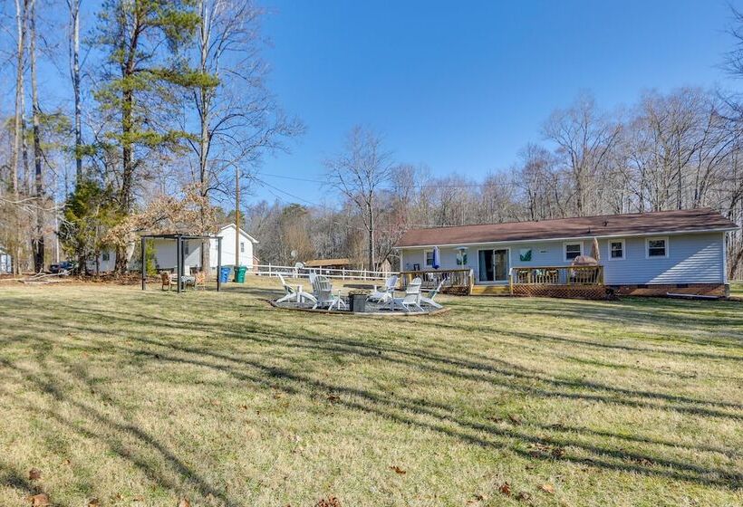 Charming Eden Home W/ Furnished Deck & Fire Pit!