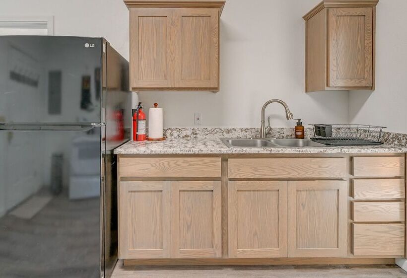 Charming Grants Pass Cottage W/ Patio & Gas Grill!