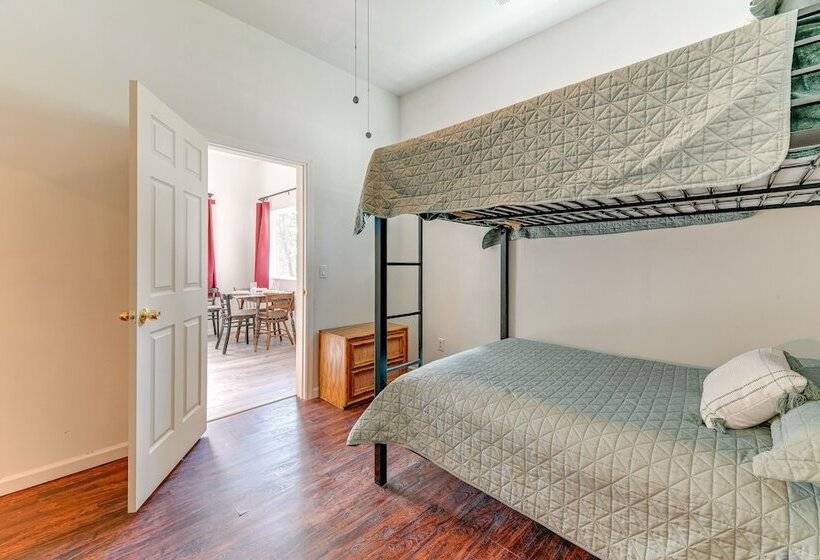 Charming Grants Pass Cottage W/ Patio & Gas Grill!