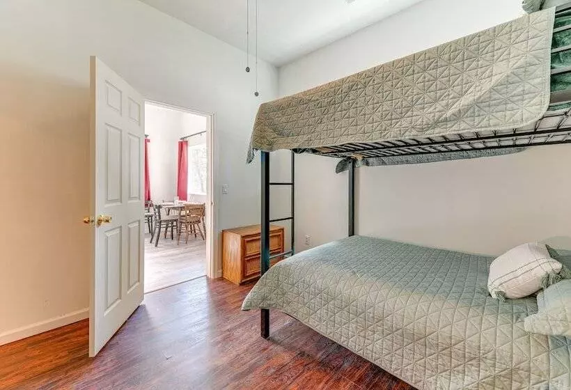 Charming Grants Pass Cottage W/ Patio & Gas Grill!