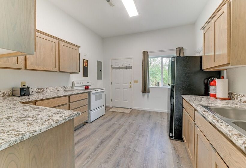 Charming Grants Pass Cottage W/ Patio & Gas Grill!