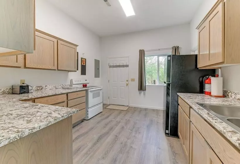 Charming Grants Pass Cottage W/ Patio & Gas Grill!