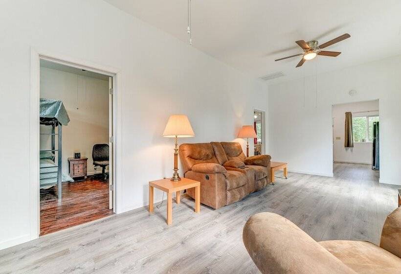 Charming Grants Pass Cottage W/ Patio & Gas Grill!